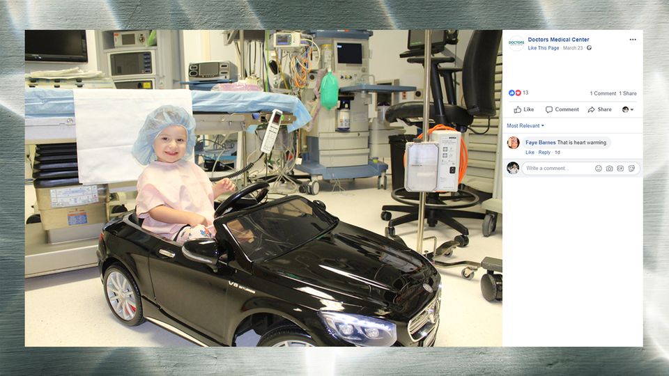 Kind fährt Spielzeug-Mercedes in Operationssaal Kleinkind fährt schwarzen Spielzeug-Mercedes in Operationssaal