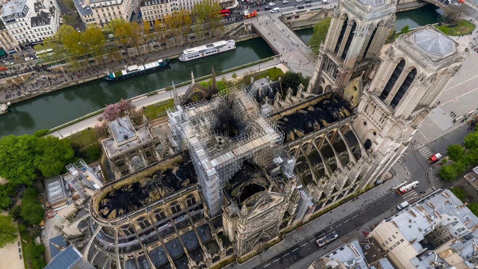 Eine Luftaufnahme der Pariser Kathedrale Notre-Dame zeigt die Brandschäden Eine Luftaufnahme der Pariser Kathedrale Notre-Dame zeigt die Brandschäden