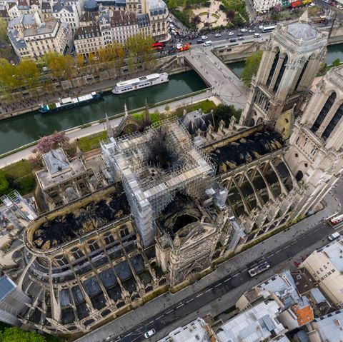 Eine Luftaufnahme der Pariser Kathedrale Notre-Dame zeigt die Brandschäden