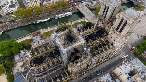 Eine Luftaufnahme der Pariser Kathedrale Notre-Dame zeigt die Brandschäden