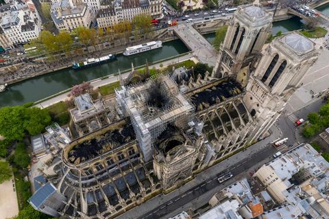 Eine Luftaufnahme der Pariser Kathedrale Notre-Dame zeigt die Brandschäden