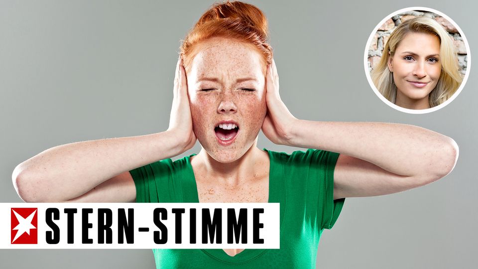 Mädchen hält sich die Ohren zu und schreit