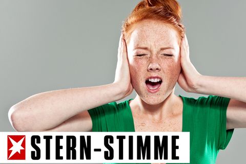 Mädchen hält sich die Ohren zu und schreit