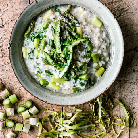 Cremiges Risotto mit grünem Spargel, wie man es am Fuße der Alpen mag.