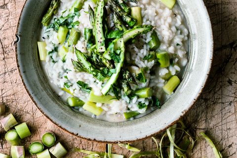 Cremiges Risotto mit grünem Spargel, wie man es am Fuße der Alpen mag.