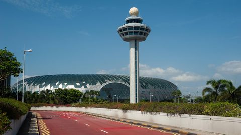 Jewel In Singapur Der Airport Mit Dem 40 Meter Hohen Wasserfall