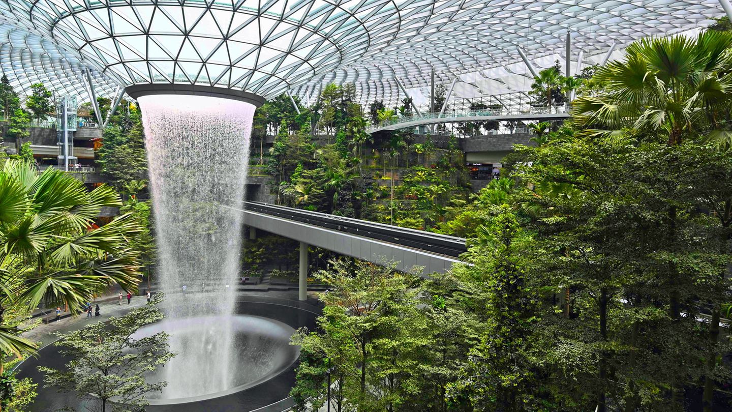 Jewel In Singapur Der Airport Mit Dem 40 Meter Hohen Wasserfall Stern De