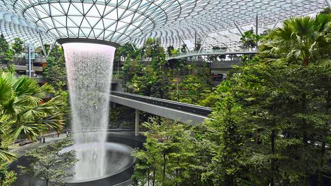 Jewel In Singapur Der Airport Mit Dem 40 Meter Hohen Wasserfall