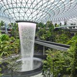 Der runde Wasserfall wirkt wie eine riesige Dusche