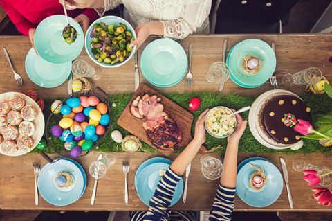 Reich gedeckter Ostertisch