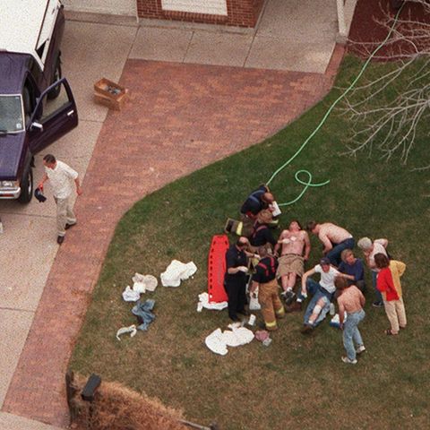 Verletzte werden nach dem Columbine-Amoklauf versorgt