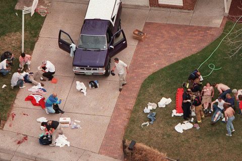 Verletzte werden nach dem Columbine-Amoklauf versorgt