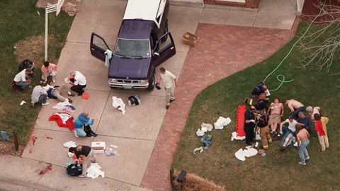 Verletzte werden nach dem Columbine-Amoklauf versorgt