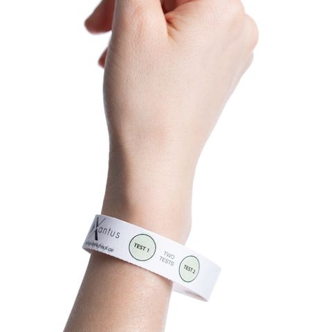 Das Armband gegen K.o.-Tropfen funktioniert wie ein Teststreifen
