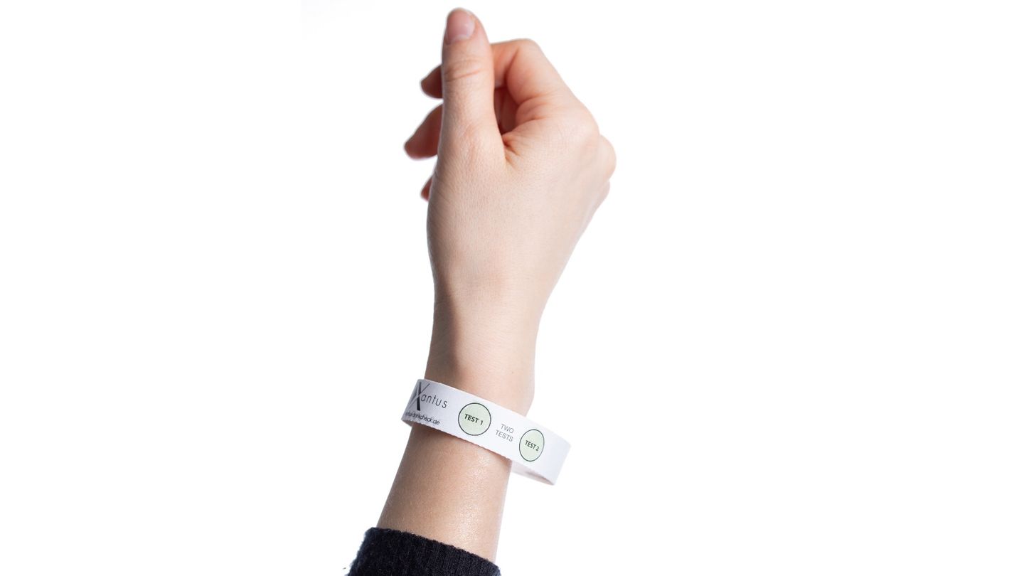 Das Armband gegen K.o.-Tropfen funktioniert wie ein Teststreifen