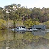 Der Anhänger ist natürlich komplett wasserdicht und schwimmfähig.