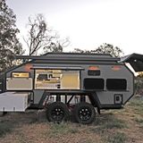 Der Wagen öffnet sich nach außen.