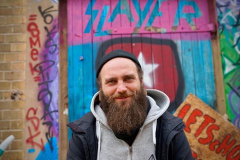 Tobias Burdukat berichtet im MONO-Podcast über seine Arbeit als Jugendsozialarbeiter in der sächsischen Provinz