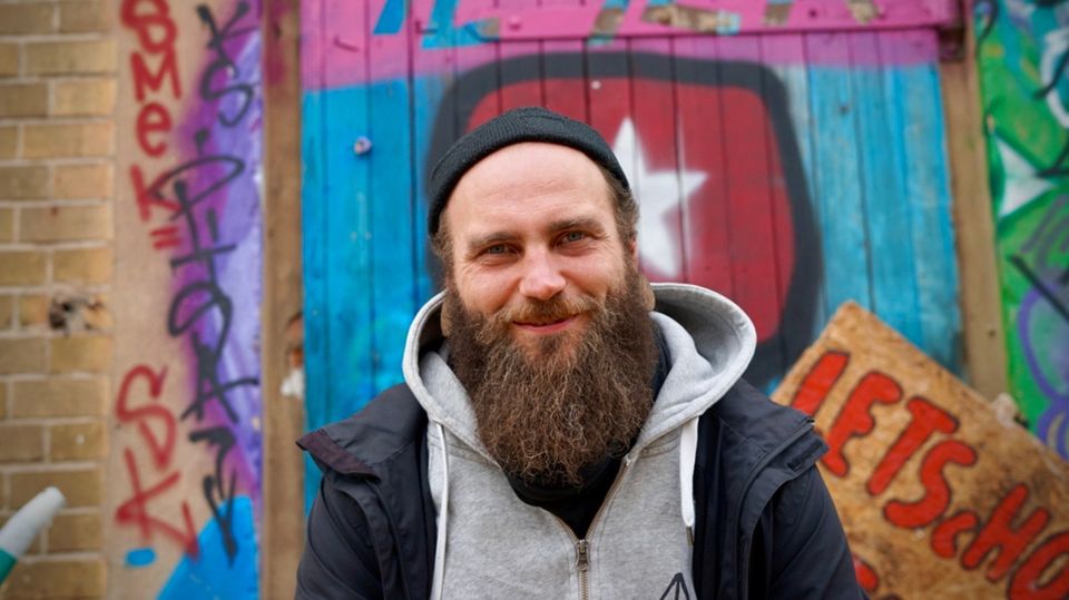 Tobias Burdukat berichtet im MONO-Podcast über seine Arbeit als Jugendsozialarbeiter in der sächsischen Provinz