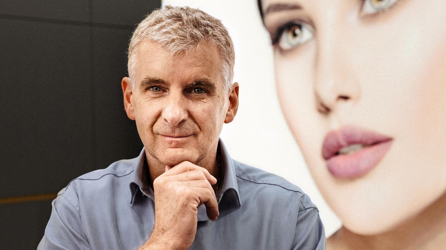 Artur Worseg, 59, ist Facharzt für Plastische Chirurgie. 1998 gründete er das Aesthetic Center Wien, aus dem 2008 das Institut für plastische Chirurgie hervorging. 2016 übernahm er die Privatklinik Währing