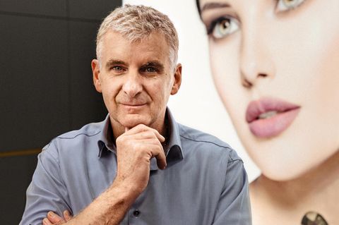 Artur Worseg, 59, ist Facharzt für Plastische Chirurgie. 1998 gründete er das Aesthetic Center Wien, aus dem 2008 das Institut für plastische Chirurgie hervorging. 2016 übernahm er die Privatklinik Währing