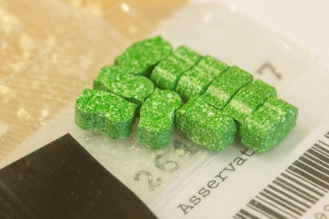 Grüne Ecstasy-Pillen in einer Plastiktüte