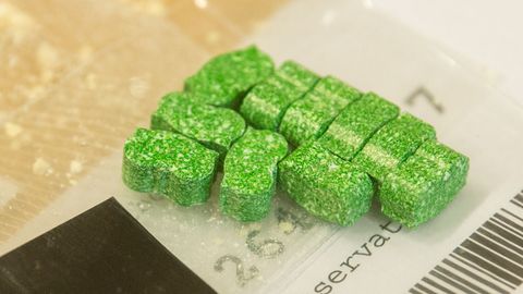 Grüne Ecstasy-Pillen in einer Plastiktüte