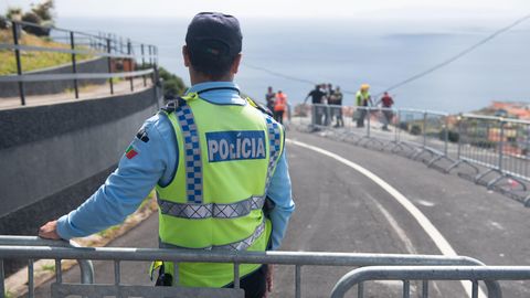 Busunfall auf Madeira - Polizei sichert Unglücksstelle