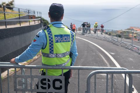 Busunfall auf Madeira - Polizei sichert Unglücksstelle