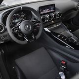 Das Cockpit stimmt in großen Teilen vom AMG GT 4-Türer
