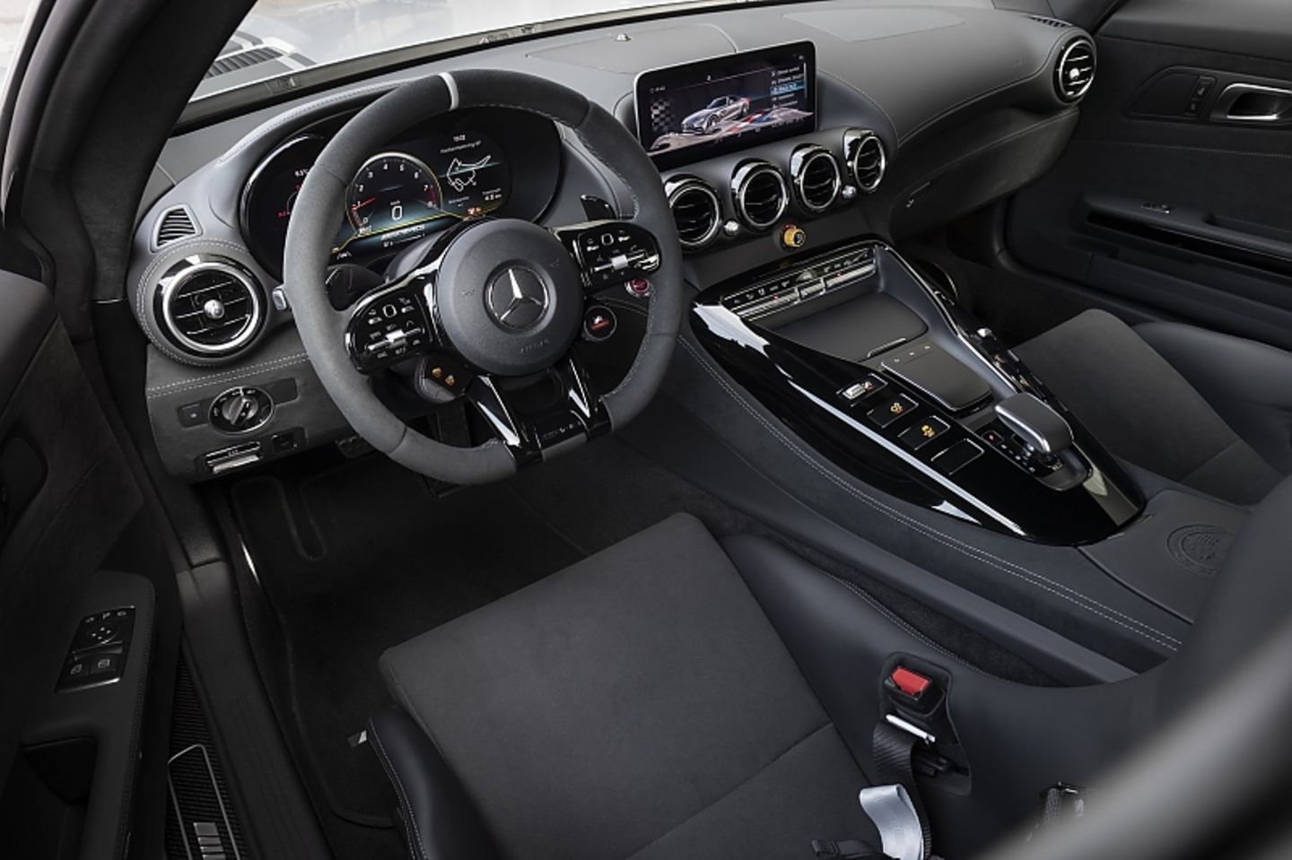 Das Cockpit stimmt in großen Teilen vom AMG GT 4-Türer