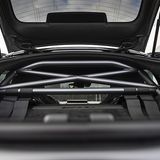 Der verschraubte Käfig ist Teil des serienmäßigen Race-Pakets