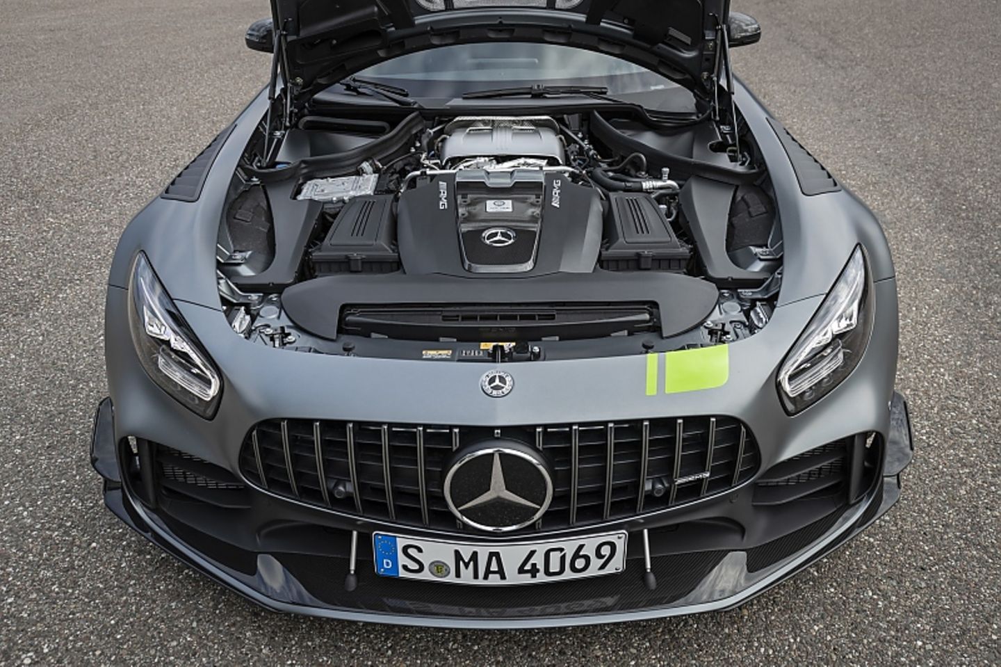 Das mächtige Triebwerk findet gerade so im Motorraum Platz