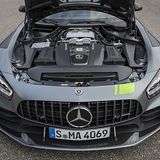 Das mächtige Triebwerk findet gerade so im Motorraum Platz