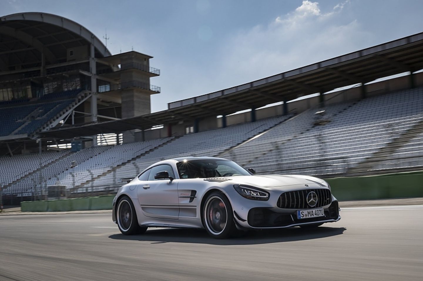 Der Mercedes AMG GT R Pro rennt bis zu 318 km/h schnell
