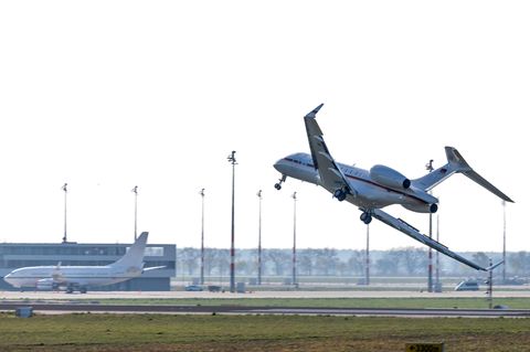 Regierungsflieger vom Typ Global 5000 auf dem Flughafen Berlin-Schönefeld