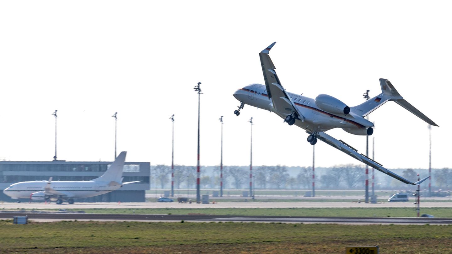 Regierungsflieger vom Typ Global 5000 auf dem Flughafen Berlin-Schönefeld