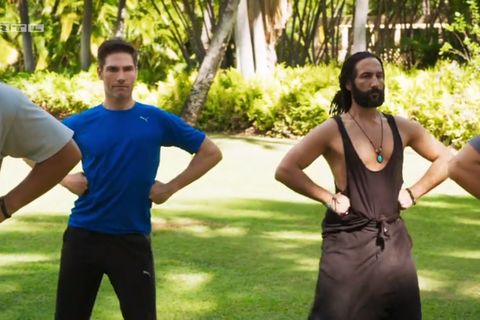 Christian Polanc und Massimo Sinato versuchen sich am Tanz der Hawaiianer