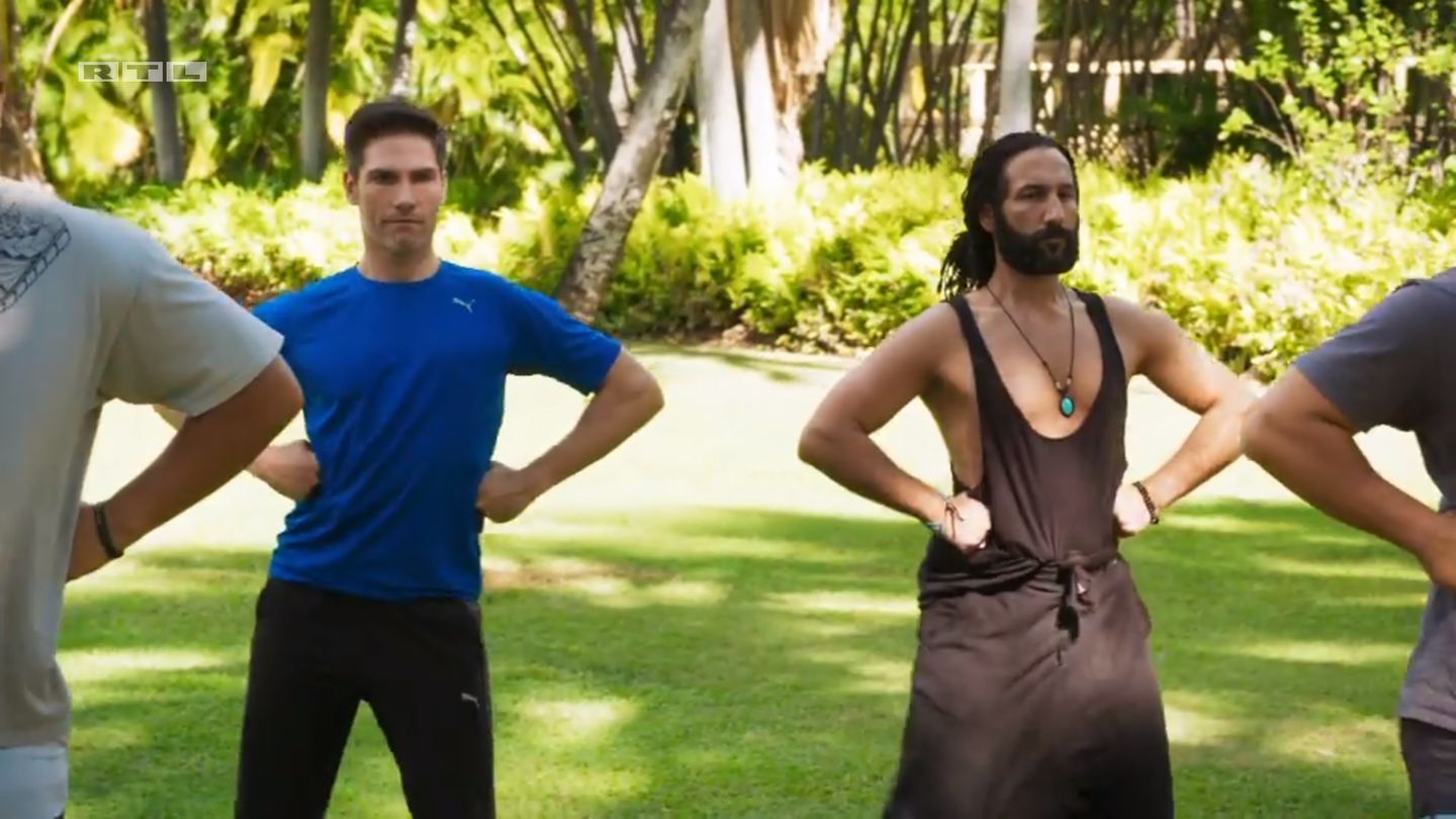 Christian Polanc und Massimo Sinato versuchen sich am Tanz der Hawaiianer