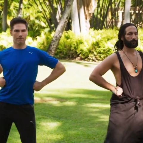 Christian Polanc und Massimo Sinato versuchen sich am Tanz der Hawaiianer