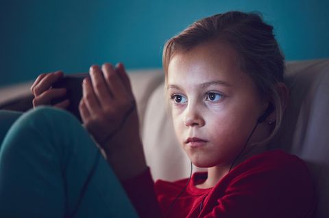 Das Smartphone gehört nachts nicht in Kinderhand.