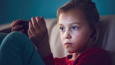 Das Smartphone gehört nachts nicht in Kinderhand.