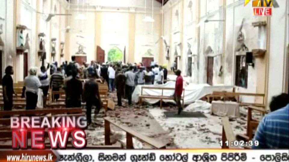 Dieses Standbild von einem Video von Hiru TV zeigt die Innenansicht der St.-Antonius-Kirche in Colombo nach einer Explosion Dieses Standbild von einem Video von Hiru TV zeigt die Innenansicht der St.-Antonius-Kirche in Colombo nach einer Explosion