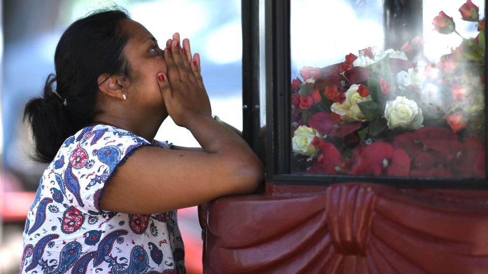 News des Osterwochenendes: Eine Frau betet in der St.-Sebastian-Kirche in Negombo. Auch dieses Gotteshaus war Ziel der Attentate vom Ostersonntag in Sri Lanka. Eine Frau betet in der St.-Sebastian-Kirche in Negombo. Auch dieses Gotteshaus war Ziel der Attentate vom Ostersonntag in Sri Lanka.