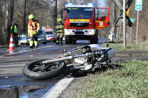 Ein Motorrad liegt an einem Bahnübergang neben der Straße. Am sonnigen Osterwochenende sind zahlreiche Motorradfahrer auf deutschen Straßen verunglückt.