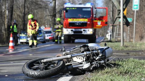 Ein Motorrad liegt an einem Bahnübergang neben der Straße. Am sonnigen Osterwochenende sind zahlreiche Motorradfahrer auf deutschen Straßen verunglückt.