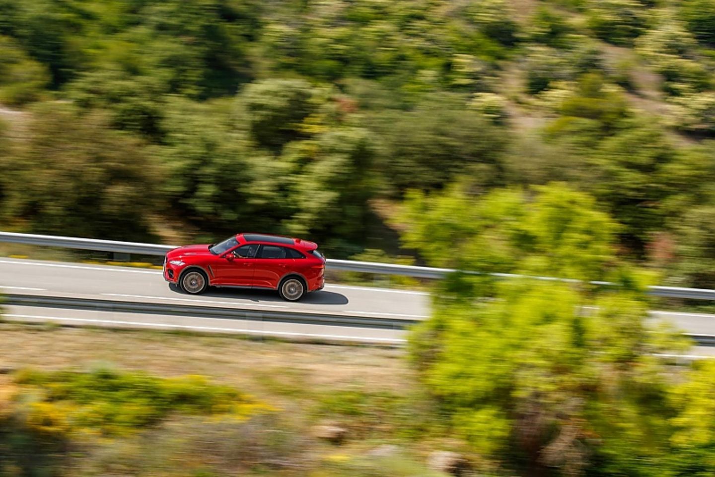 Lange Landstraßenfahren sind im Jaguar F-Pace SVR eine einzige Freude