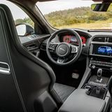 Innen ist der Jaguar F-Pace SVR angemessen wertig ausgestattet