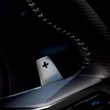 Manuell läßt sich die Automatik im Jaguar F-Pace SVR über die Wippen am Lenkrad bedienen