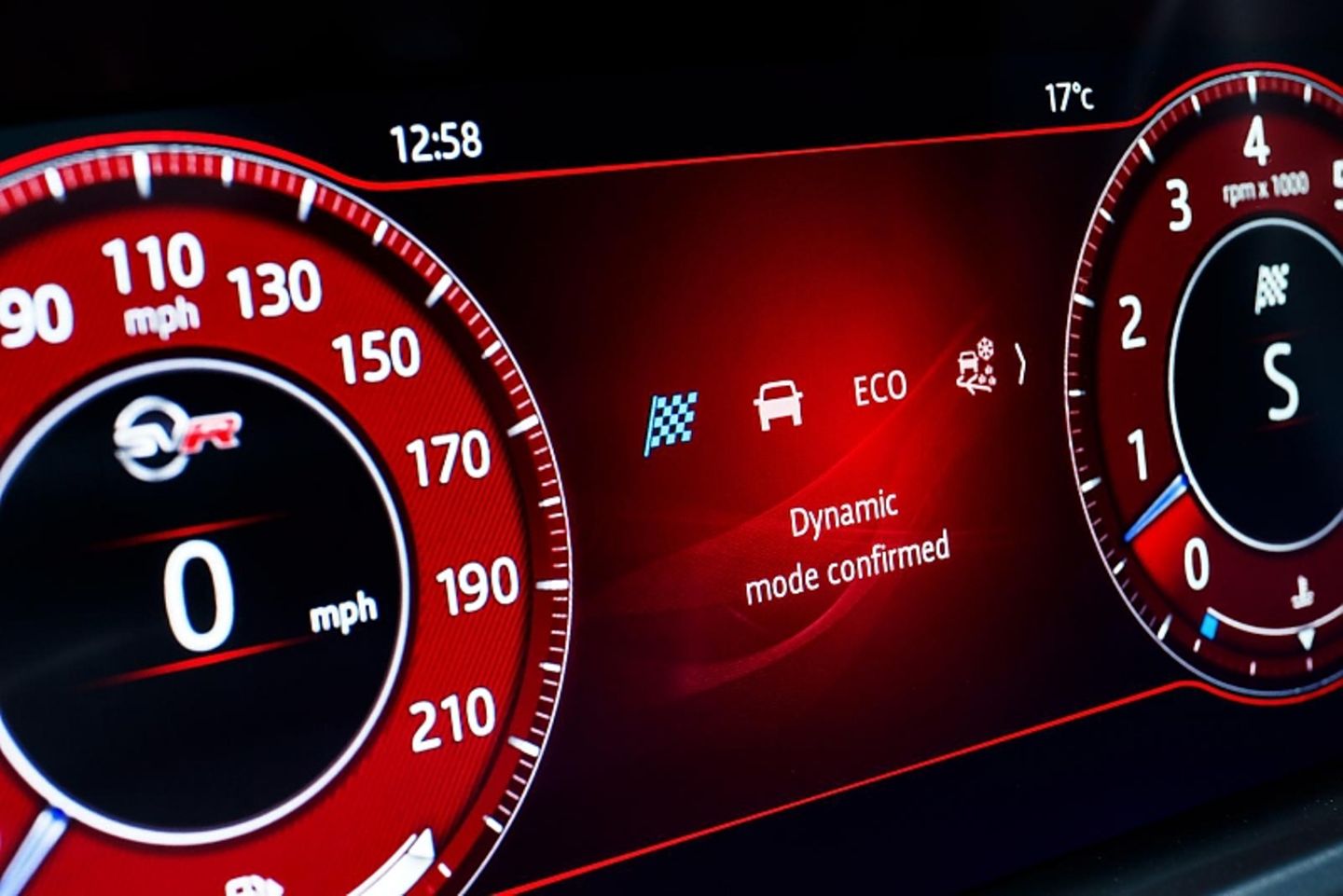 Die Farbe des digitalen Cockpits im Jaguar F-Pace SVR wechselt je nach Fahrt-Modus